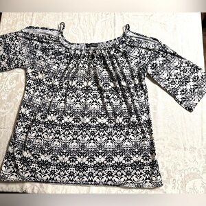 3/$15 item Lovely cold shoulder top